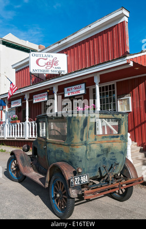 Montana, Virginia City, National Historic Landmark, 19C Goldgräberstadt, antike Ford automobile Stockfoto