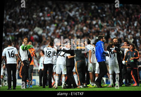 Lissabon, Portugal. 24. Mai 2014. Real Madrid-Spieler feiern nach dem Sieg über Atletico Madrid während des UEFA Champions League Finales Stadium Luz in Lissabon, Hauptstadt von Portugal, am 24. Mai 2014. Real Madrid gewann 4: 1. © Zhang Liyun/Xinhua/Alamy Live-Nachrichten Stockfoto