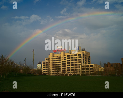 Regenbogen über Brooklyn Bridge Park und Wachturm Building, Brooklyn, NY, Vereinigte Staaten Stockfoto