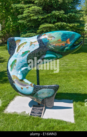 Montana, Ennis, Fisch Skulptur "Montana Water Dreams" von Künstlerin Kathy Claassen-Tischler Stockfoto