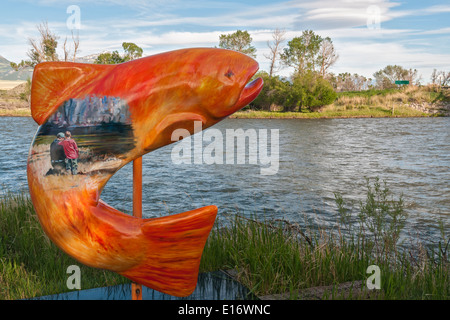 Montana, Ennis, Madison River, Fisch-Skulptur von Künstlerin Janet McGahan Stockfoto