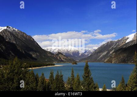 Baxoi. 24. Mai 2014. Foto aufgenommen am 24. Mai 2014 zeigt die Landschaft von Rawu See neben der chinesischen Nationalstraße 318 in Baxoi County von Chamdo Prefecture, Südwest-China Tibet autonome Region. © Wen Tao/Xinhua/Alamy Live-Nachrichten Stockfoto