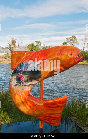 Montana, Ennis, Madison River, Fisch-Skulptur von Künstlerin Janet McGahan Stockfoto