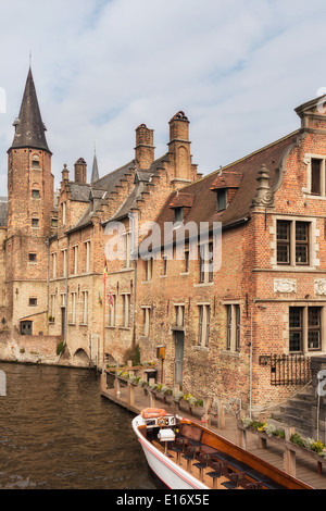 Klassische Ansicht von Touristenbooten und Kanälen von Brügge, berühmte Stadt in Belgien Stockfoto