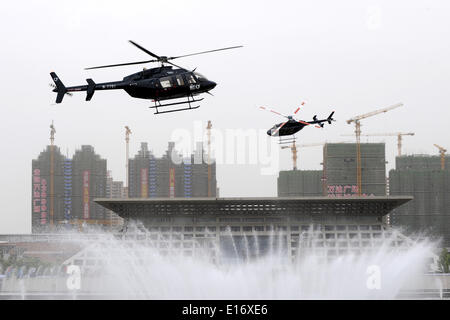 Anyang, China Henan Provinz. 25. Mai 2014. Zwei Hubschrauber durchführen während der 6. China-Anyang International Aeronautics Tourismus Sportfest in Anyang, Zentral-China Henan Provinz, 25. Mai 2014. Das Festival, das am 25 Mai startete, wird drei Tage dauern. © Li Bo/Xinhua/Alamy Live-Nachrichten Stockfoto