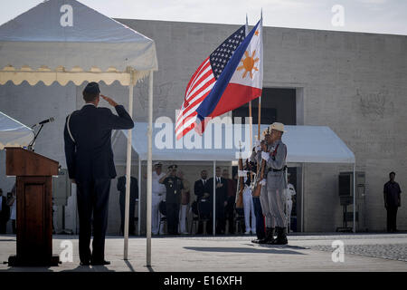 Taguig, Philippinen. 25. Mai 2014. Flaggen der USA und den Philippinen sind während einer Kranzniederlegung bei einem Dienst anlässlich der US-Memorial-Day auf dem Manila American Cemetery in Fort Bonifacio in Taguig, östlich von Manila, Philippinen, 25. Mai 2014 vorgeführt. Mit mehr als 17.000 Gräbern hat Manila American Cemetery die größte Anzahl der Gräber von jedem Friedhof für US-Soldaten während des zweiten Weltkriegs getötet. : Bildnachweis Ezra Acayan/NurPhoto: Ezra Acayan/NurPhoto/ZUMAPRESS.com/Alamy Live-Nachrichten Stockfoto