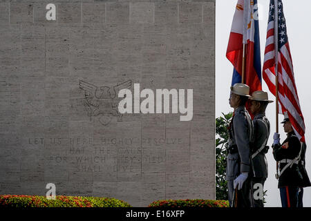 Taguig, Philippinen. 25. Mai 2014. Flaggen der USA und den Philippinen sind während einer Kranzniederlegung bei einem Dienst anlässlich der US-Memorial-Day auf dem Manila American Cemetery in Fort Bonifacio in Taguig, östlich von Manila, Philippinen, 25. Mai 2014 vorgeführt. Mit mehr als 17.000 Gräbern hat Manila American Cemetery die größte Anzahl der Gräber von jedem Friedhof für US-Soldaten während des zweiten Weltkriegs getötet. : Bildnachweis Ezra Acayan/NurPhoto: Ezra Acayan/NurPhoto/ZUMAPRESS.com/Alamy Live-Nachrichten Stockfoto