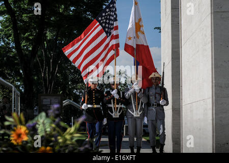 Taguig, Philippinen. 25. Mai 2014. Flaggen der USA und den Philippinen sind während einer Kranzniederlegung bei einem Dienst anlässlich der US-Memorial-Day auf dem Manila American Cemetery in Fort Bonifacio in Taguig, östlich von Manila, Philippinen, 25. Mai 2014 vorgeführt. Mit mehr als 17.000 Gräbern hat Manila American Cemetery die größte Anzahl der Gräber von jedem Friedhof für US-Soldaten während des zweiten Weltkriegs getötet. : Bildnachweis Ezra Acayan/NurPhoto: Ezra Acayan/NurPhoto/ZUMAPRESS.com/Alamy Live-Nachrichten Stockfoto