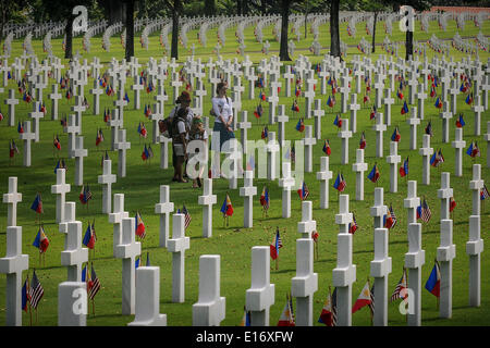 Taguig, Philippinen. 25. Mai 2014. Besucher betrachten Gräber von Soldaten, die während des zweiten Weltkriegs bei einem Dienst, Memorial Day an der Manila American Cemetery in Fort Bonifacio in Taguig, östlich von Manila, Philippinen, 25. Mai 2014-Marke gefallen. Mit mehr als 17.000 Gräbern hat Manila American Cemetery die größte Anzahl der Gräber von jedem Friedhof für US-Soldaten während des zweiten Weltkriegs getötet. : Bildnachweis Ezra Acayan/NurPhoto: Ezra Acayan/NurPhoto/ZUMAPRESS.com/Alamy Live-Nachrichten Stockfoto