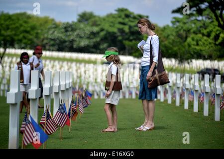 Taguig, Philippinen. 25. Mai 2014. Besucher betrachten Gräber von Soldaten, die während des zweiten Weltkriegs bei einem Dienst, Memorial Day an der Manila American Cemetery in Fort Bonifacio in Taguig, östlich von Manila, Philippinen, 25. Mai 2014-Marke gefallen. Mit mehr als 17.000 Gräbern hat Manila American Cemetery die größte Anzahl der Gräber von jedem Friedhof für US-Soldaten während des zweiten Weltkriegs getötet. : Bildnachweis Ezra Acayan/NurPhoto: Ezra Acayan/NurPhoto/ZUMAPRESS.com/Alamy Live-Nachrichten Stockfoto