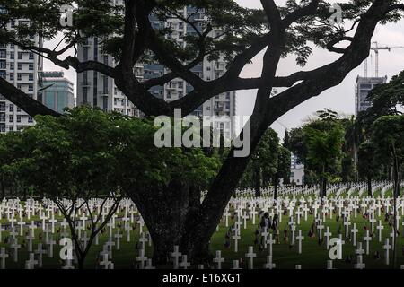 Taguig, Philippinen. 25. Mai 2014. Besucher betrachten Gräber von Soldaten, die während des zweiten Weltkriegs bei einem Dienst, Memorial Day an der Manila American Cemetery in Fort Bonifacio in Taguig, östlich von Manila, Philippinen, 25. Mai 2014-Marke gefallen. Mit mehr als 17.000 Gräbern hat Manila American Cemetery die größte Anzahl der Gräber von jedem Friedhof für US-Soldaten während des zweiten Weltkriegs getötet. : Bildnachweis Ezra Acayan/NurPhoto: Ezra Acayan/NurPhoto/ZUMAPRESS.com/Alamy Live-Nachrichten Stockfoto