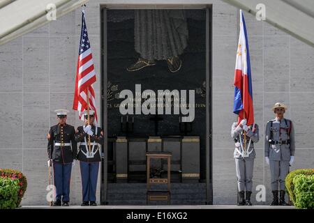 Taguig, Philippinen. 25. Mai 2014. Philippinische Soldaten halten Flaggen der USA und den Philippinen an einem Service Memorial Day auf dem Manila American Cemetery in Fort Bonifacio in Taguig, östlich von Manila, Philippinen, 25. Mai 2014 markieren. Mit mehr als 17.000 Gräbern hat Manila American Cemetery die größte Anzahl der Gräber von jedem Friedhof für US-Soldaten während des zweiten Weltkriegs getötet. : Bildnachweis Ezra Acayan/NurPhoto: Ezra Acayan/NurPhoto/ZUMAPRESS.com/Alamy Live-Nachrichten Stockfoto