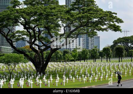 Taguig, Philippinen. 25. Mai 2014. Ein Besucher Spaziergänge Gräber von Soldaten, die während des zweiten Weltkriegs bei einem Dienst, Memorial Day an der Manila American Cemetery in Fort Bonifacio in Taguig, östlich von Manila, Philippinen, 25. Mai 2014-Marke gefallen. Mit mehr als 17.000 Gräbern hat Manila American Cemetery die größte Anzahl der Gräber von jedem Friedhof für US-Soldaten während des zweiten Weltkriegs getötet. : Bildnachweis Ezra Acayan/NurPhoto: Ezra Acayan/NurPhoto/ZUMAPRESS.com/Alamy Live-Nachrichten Stockfoto