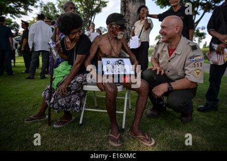 Taguig, Philippinen. 25. Mai 2014. Filipino Weltkriegsveteran Panroman Sanchez, 108, spricht ein US-Soldat bei einem Dienst, Memorial Day auf dem Manila American Cemetery in Fort Bonifacio in Taguig, östlich von Manila, Philippinen, 25. Mai 2014 zu markieren. Mit mehr als 17.000 Gräbern hat Manila American Cemetery die größte Anzahl der Gräber von jedem Friedhof für US-Soldaten während des zweiten Weltkriegs getötet. : Bildnachweis Ezra Acayan/NurPhoto: Ezra Acayan/NurPhoto/ZUMAPRESS.com/Alamy Live-Nachrichten Stockfoto