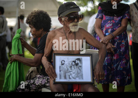 Taguig, Philippinen. 25. Mai 2014. Filipino Weltkriegsveteran Panroman Sanchez, 108, zeigt ein altes Foto an einem Service Memorial Day auf dem Manila American Cemetery in Fort Bonifacio in Taguig, östlich von Manila, Philippinen, 25. Mai 2014 markieren. Mit mehr als 17.000 Gräbern hat Manila American Cemetery die größte Anzahl der Gräber von jedem Friedhof für US-Soldaten während des zweiten Weltkriegs getötet. : Bildnachweis Ezra Acayan/NurPhoto: Ezra Acayan/NurPhoto/ZUMAPRESS.com/Alamy Live-Nachrichten Stockfoto