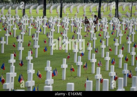 Taguig, Philippinen. 25. Mai 2014. Besucher betrachten Gräber von Soldaten, die während des zweiten Weltkriegs bei einem Dienst, Memorial Day an der Manila American Cemetery in Fort Bonifacio in Taguig, östlich von Manila, Philippinen, 25. Mai 2014-Marke gefallen. Mit mehr als 17.000 Gräbern hat Manila American Cemetery die größte Anzahl der Gräber von jedem Friedhof für US-Soldaten während des zweiten Weltkriegs getötet. : Bildnachweis Ezra Acayan/NurPhoto: Ezra Acayan/NurPhoto/ZUMAPRESS.com/Alamy Live-Nachrichten Stockfoto