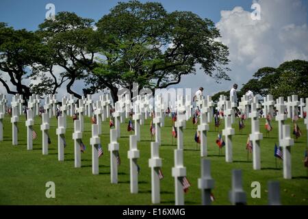 Taguig, Philippinen. 25. Mai 2014. Besucher betrachten Gräber von Soldaten, die während des zweiten Weltkriegs bei einem Dienst, Memorial Day an der Manila American Cemetery in Fort Bonifacio in Taguig, östlich von Manila, Philippinen, 25. Mai 2014-Marke gefallen. Mit mehr als 17.000 Gräbern hat Manila American Cemetery die größte Anzahl der Gräber von jedem Friedhof für US-Soldaten während des zweiten Weltkriegs getötet. : Bildnachweis Ezra Acayan/NurPhoto: Ezra Acayan/NurPhoto/ZUMAPRESS.com/Alamy Live-Nachrichten Stockfoto