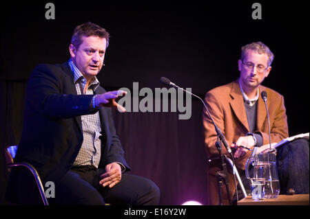 Heu auf Wye Wales UK Samstag 24 kann 2014 Alun Davies Waliser Regierung Minister für Naturressourcen spricht über "Nachhaltig wachsenden Wales", am Tag 3 der Hay Festival 2014 Hay on Wye Powys Wales UK Credit: Jeff Morgan/Alamy Live News Stockfoto