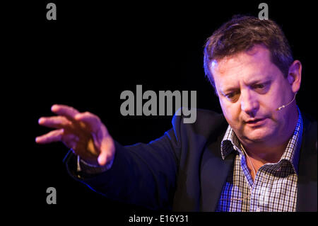 Heu auf Wye Wales UK Samstag 24 kann 2014 Alun Davies Waliser Regierung Minister für Naturressourcen spricht über "Nachhaltig wachsenden Wales", am Tag 3 der Hay Festival 2014 Hay on Wye Powys Wales UK Credit: Jeff Morgan/Alamy Live News Stockfoto