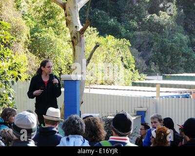 Wellington, Neuseeland. 25. Mai 2014. Ein Zoo Guide macht Einführung für die Besucher im Zoo von Wellington am Tag der offenen Tür in Wellington, New Zealand, 25. Mai 2014. Bildnachweis: Su Liang/Xinhua/Alamy Live-Nachrichten Stockfoto