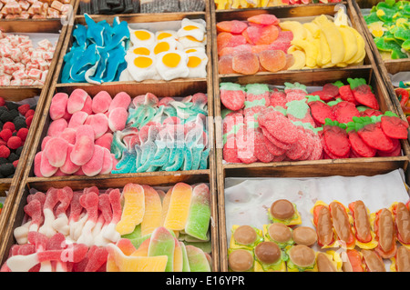 gummiartige Bonbons in verschiedenen Formen und Geschmacksrichtungen Stockfoto