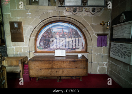 Malerei in der Allerheiligen Kirche, Gresford, mit Szenen aus der Gresford Zeche Katastrophe und Rettung von 1934. Stockfoto