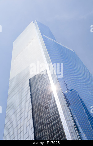 Das fertige Four World Trade Center in New York mit blauem Himmel Stockfoto