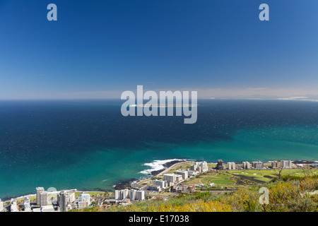 Luftaufnahme von Robben Island in der Ferne, mit Green Point und Sea Anchor Bay Seafront Bereichen im Vordergrund, Kapstadt, Südafrika Stockfoto