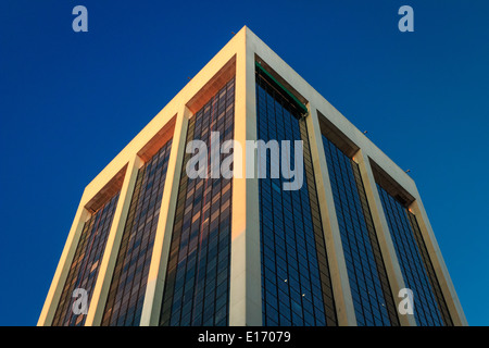 Golden Lichtschein und spiegelt neben die Seite einer Unternehmenszentrale. Stockfoto