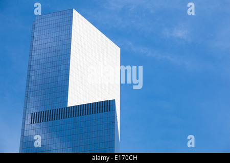 Das fertige Four World Trade Center in New York mit blauem Himmel Stockfoto