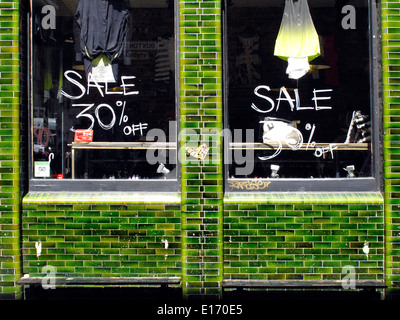 Schaufenster auf Buxton Street, an der Brick Lane, Spitalfields, East London, England, UK Stockfoto