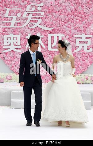 Weifang, China Shandong Provinz. 25. Mai 2014. Wu Jingyu (R), Chinas zweifache Champion Olympic Taekwondo 49 kg Kategorie, während ihrer Hochzeit mit dem Bräutigam Hou Kun in Weifang, Ost-China Shandong Provinz, 25. Mai 2014 gesehen. © Zhang Chi/Xinhua/Alamy Live-Nachrichten Stockfoto