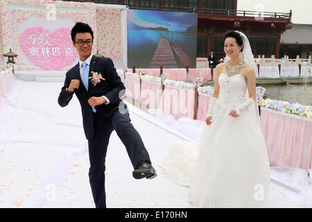 Weifang, China Shandong Provinz. 25. Mai 2014. Wu Jingyu (R), Chinas zweifache Champion Olympic Taekwondo 49 kg Kategorie, ist mit dem Bräutigam Hou Kun während ihrer Hochzeit in Weifang, Ost-China Shandong Provinz, 25. Mai 2014 gesehen. © Zhang Chi/Xinhua/Alamy Live-Nachrichten Stockfoto