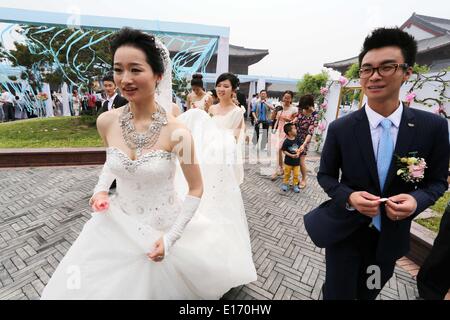 Weifang, China Shandong Provinz. 25. Mai 2014. Wu Jingyu (L), Chinas zweifache Champion Olympic Taekwondo 49kg Kategorie, während ihrer Hochzeit in Weifang, Ost-China Shandong Provinz, 25. Mai 2014 mit dem Bräutigam Hou Kun (R) gesehen. © Zhang Chi/Xinhua/Alamy Live-Nachrichten Stockfoto