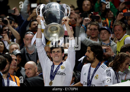 Lissabon, Portugal. 24. Mai 2014. GARETH BALE mit dem Cup nach dem Sieg gegen Atletico de Madrid in der UEFA Champions League bei Benfica Stadion. Bildnachweis: Bruno Colaco/ZUMAPRESS.com/Alamy Live-Nachrichten Stockfoto