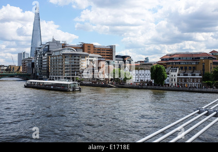 Blick auf London Blick nach Osten von der Millenium Bridge, zeigt das Shard Gebäude Stockfoto