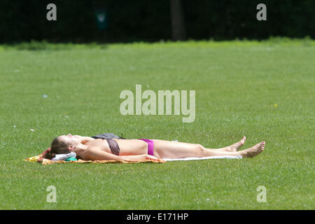 Wimbledon London, UK. 25. Mai 2014. Ein Mitglied der Öffentlichkeit nutzt das warme Wetter zum Sonnenbaden in Wimbledon Park Credit: Amer Ghazzal/Alamy Live-Nachrichten Stockfoto