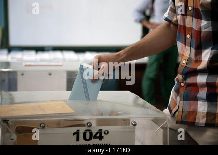 Thessaloniki, Griechenland. 25. Mai 2014. Ein Mann wirft seine Stimme in eine Wahlurne. Griechen gehen zu den Wahlen am Sonntag für die Europawahlen und die zweite Runde der Kommunalwahlen. Bis werden zu 350 Millionen Europäer bei den Wahlen für das Europäische Parlament statt auf 22-25 Mai in allen 28 EU-Mitgliedstaaten wahlberechtigt. Bildnachweis: Konstantinos Tsakalidis/Alamy Live-Nachrichten Stockfoto