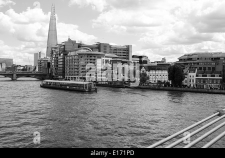 Blick auf London Blick nach Osten von der Millenium Bridge, zeigt das Shard Gebäude Stockfoto