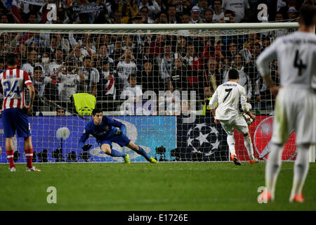 Lissabon, Portugal. 24. Mai 2014. CRISTIANO RONALDO schießt Real Madrid 4. Tor gegen Atletico de Madrid in der UEFA Champions League Finale Benfica Stadium. Bildnachweis: Bruno Colaco/ZUMAPRESS.com/Alamy Live-Nachrichten Stockfoto