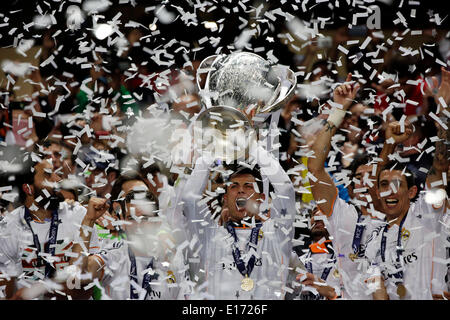 Lissabon, Portugal. 24. Mai 2014. CRISTIANO RONALDO mit dem Cup nach dem Sieg gegen Atletico de Madrid in der UEFA Champions League bei Benfica Stadion. Bildnachweis: Bruno Colaco/ZUMAPRESS.com/Alamy Live-Nachrichten Stockfoto