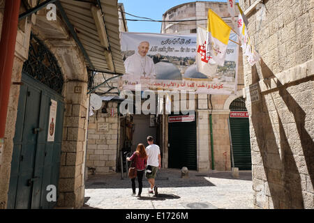 Jerusalem, Israel. 25. Mai 2014. Stunden vor der Papst Francis Ankunft in Israel, schmückt Jerusalemer Altstadt Vatikan Fahnen und Banner. Der Papst wird die Heiligen Stätten zu besuchen, treffen sich mit Ökumenischer Patriarch von Konstantinopel, Bartholomäus i., Staatspräsident Peres, PM Netanyahu, legen einen Kranz auf dem Herzlberg und Yad Vashem Holocaust Museum zu besuchen. Bildnachweis: Nir Alon/Alamy Live-Nachrichten Stockfoto