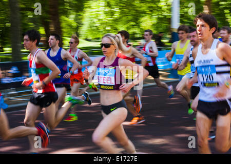 London, UK. 25. Mai 2014. Eventuelle Frauen Sieger Gemma Stahl, ausgeführt Zentrum Sets aus auf die BUPA 10 Km in London. Bildnachweis: Paul Davey/Alamy Live-Nachrichten Stockfoto