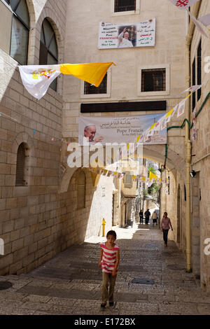 Jerusalem, Israel. 25. Mai 2014. Stunden vor der Papst Francis Ankunft in Israel, schmückt Jerusalemer Altstadt Vatikan Fahnen und Banner. Der Papst wird die Heiligen Stätten zu besuchen, treffen sich mit Ökumenischer Patriarch von Konstantinopel, Bartholomäus i., Staatspräsident Peres, PM Netanyahu, legen einen Kranz auf dem Herzlberg und Yad Vashem Holocaust Museum zu besuchen. Bildnachweis: Nir Alon/Alamy Live-Nachrichten Stockfoto