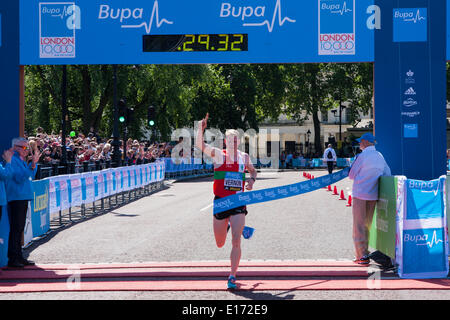 London, UK. 25. Mai 2014. Andy Vernon gewinnt der Bupa London 10.000 in einer Zeit von 29 Minuten und 32 Sekunden. Bildnachweis: Paul Davey/Alamy Live-Nachrichten Stockfoto