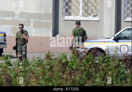 Donezk, Ukraine. 25. Mai 2014. Ukrainische Soldaten bewachen in Krasnoermeisk (Rote Armee), Donezk, Ukraine, 25. Mai 2014. Ukrainer begann Gießen ihre Stimmzettel Sonntagmorgen um einen neuen Präsidenten für die nächsten fünf Jahre in eine vorgezogene Wahl unter erhöhten Sicherheitsmaßnahmen zu wählen. Zusätzliche Sicherheitsmaßnahmen wurden in den Regionen des Landes östlichen Donezk und Lugansk, die ins Chaos nach Protesten gegen die Regierung gestürzt wurde. Bildnachweis: Sadat/Xinhua/Alamy Live-Nachrichten Stockfoto