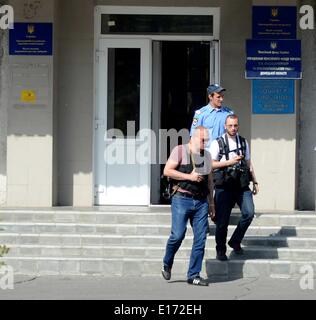 Donezk, Ukraine. 25. Mai 2014. Ukrainische Soldaten bewachen in Krasnoermeisk (Rote Armee), Donezk, Ukraine, 25. Mai 2014. Ukrainer begann Gießen ihre Stimmzettel Sonntagmorgen um einen neuen Präsidenten für die nächsten fünf Jahre in eine vorgezogene Wahl unter erhöhten Sicherheitsmaßnahmen zu wählen. Zusätzliche Sicherheitsmaßnahmen wurden in den Regionen des Landes östlichen Donezk und Lugansk, die ins Chaos nach Protesten gegen die Regierung gestürzt wurde. Bildnachweis: Sadat/Xinhua/Alamy Live-Nachrichten Stockfoto