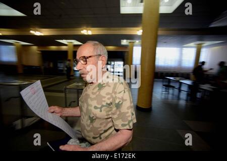 Donezk, Ukraine. 25. Mai 2014. Ein Mann wirft seine Stimme in einem Wahllokal in Krasnoermeisk (Rote Armee), Donezk, Ukraine, 25. Mai 2014. Ukrainer begann Gießen ihre Stimmzettel Sonntagmorgen um einen neuen Präsidenten für die nächsten fünf Jahre in eine vorgezogene Wahl unter erhöhten Sicherheitsmaßnahmen zu wählen. Zusätzliche Sicherheitsmaßnahmen wurden in den Regionen des Landes östlichen Donezk und Lugansk, die ins Chaos nach Protesten gegen die Regierung gestürzt wurde. Bildnachweis: Sadat/Xinhua/Alamy Live-Nachrichten Stockfoto