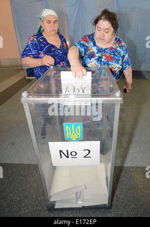 Donezk, Ukraine. 25. Mai 2014. Zwei Frauen, die ihre Stimmen in einem Wahllokal in Krasnoermeisk (Rote Armee), Donezk, Ukraine, 25. Mai 2014. Ukrainer begann Gießen ihre Stimmzettel Sonntagmorgen um einen neuen Präsidenten für die nächsten fünf Jahre in eine vorgezogene Wahl unter erhöhten Sicherheitsmaßnahmen zu wählen. Zusätzliche Sicherheitsmaßnahmen wurden in den Regionen des Landes östlichen Donezk und Lugansk, die ins Chaos nach Protesten gegen die Regierung gestürzt wurde. Bildnachweis: Sadat/Xinhua/Alamy Live-Nachrichten Stockfoto