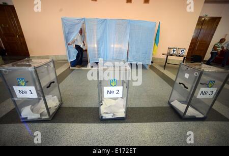 Donezk, Ukraine. 25. Mai 2014. Ein Mann wirft seine Stimme in einem Wahllokal in Krasnoermeisk (Rote Armee), Donezk, Ukraine, 25. Mai 2014. Ukrainer begann Gießen ihre Stimmzettel Sonntagmorgen um einen neuen Präsidenten für die nächsten fünf Jahre in eine vorgezogene Wahl unter erhöhten Sicherheitsmaßnahmen zu wählen. Zusätzliche Sicherheitsmaßnahmen wurden in den Regionen des Landes östlichen Donezk und Lugansk, die ins Chaos nach Protesten gegen die Regierung gestürzt wurde. Bildnachweis: Sadat/Xinhua/Alamy Live-Nachrichten Stockfoto